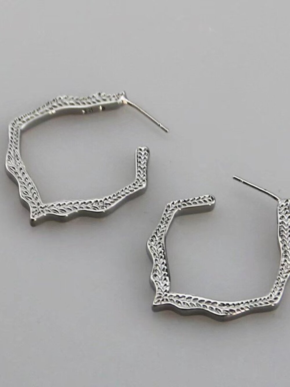 Kendra Scott Stud Earrings - Picture 3 of 5